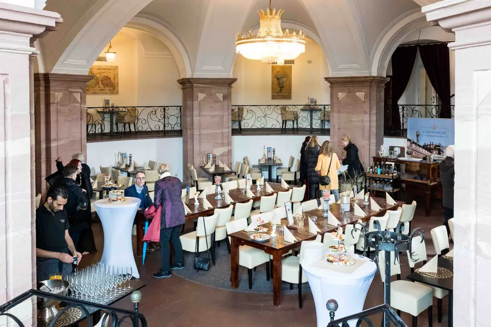 Hauptraum der Schlossküche im Schloss Biebrich mit gedeckten Tischen
