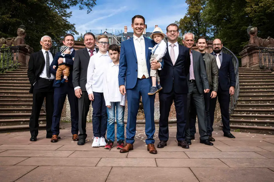 Gruppenbild der Männer mit Bräutigam vor der Gartentreppe des Bolongaropalasts