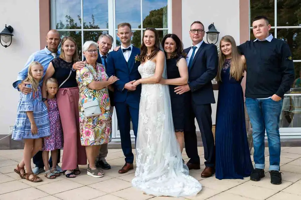 Familienbild mit Brautpaar auf der Terrasse