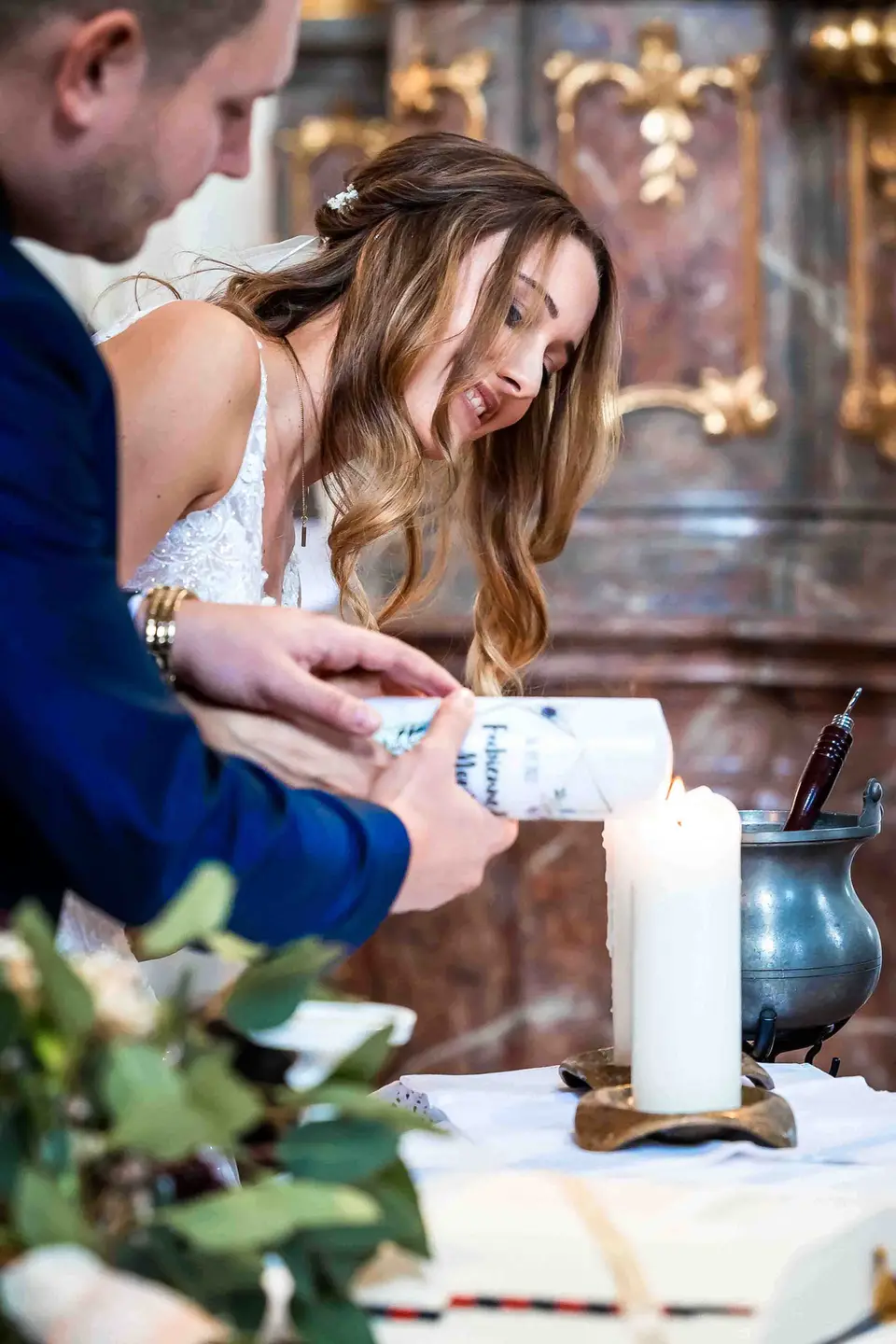 Brautpaar zündet die Hochzeitskerze am Altar an
