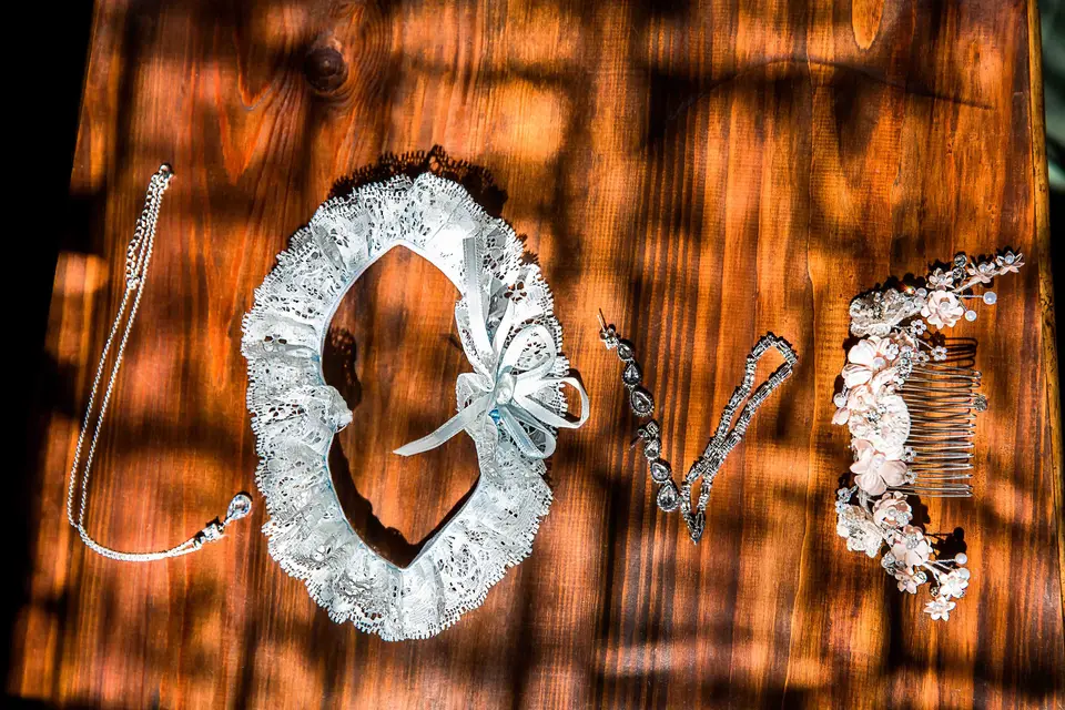 Brautschmuck aus Perlen und Haarspange als Wort Love auf Holz gelegt
