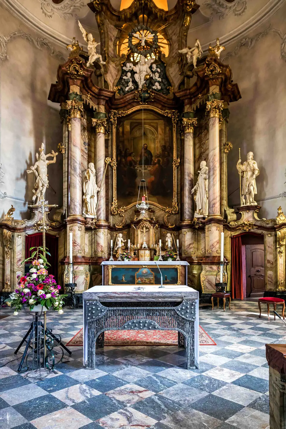Barocker Altarraum mit Blumenschmuck in der Kirche St. Gallus
