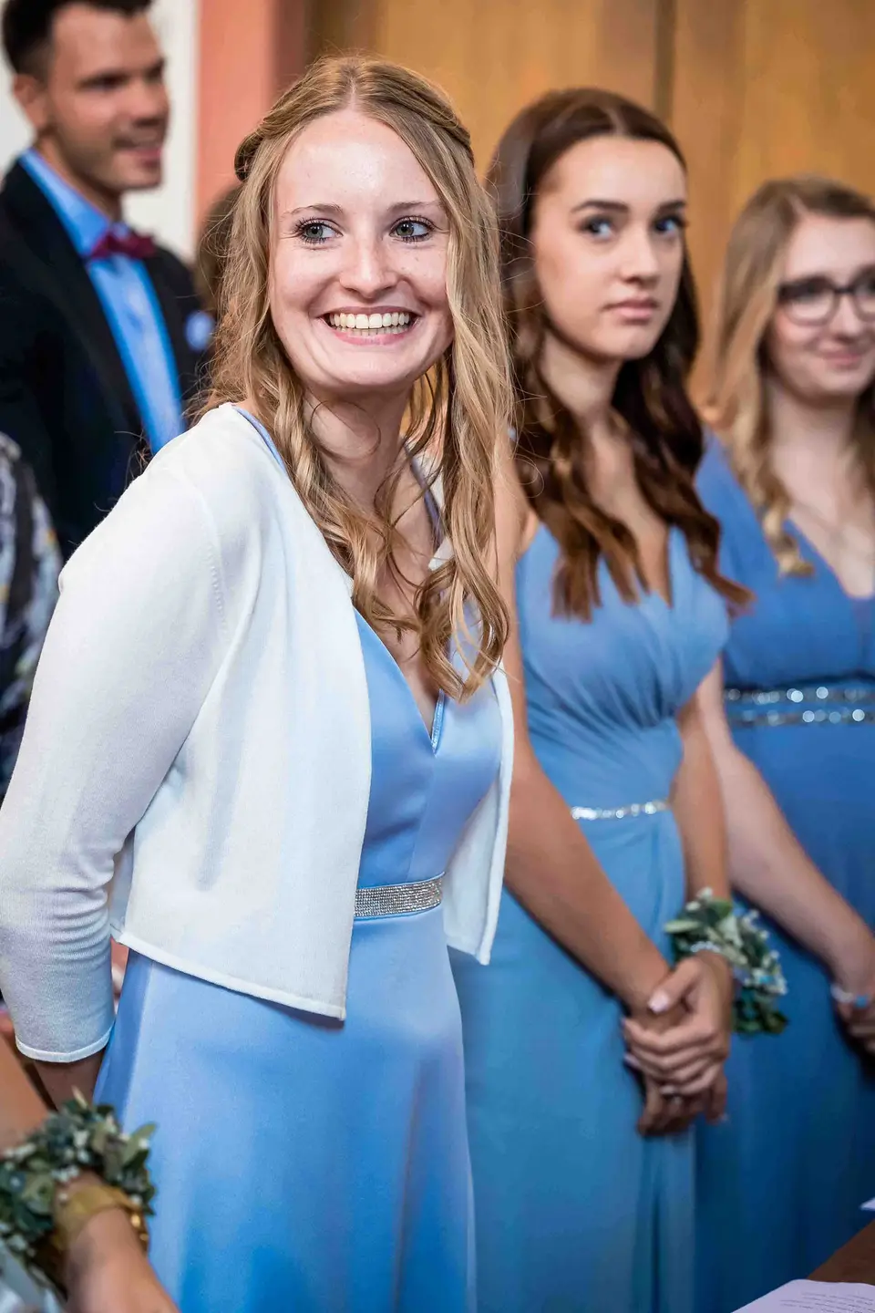 Lächelnde Brautjungfer in Hellblau in der Kirche