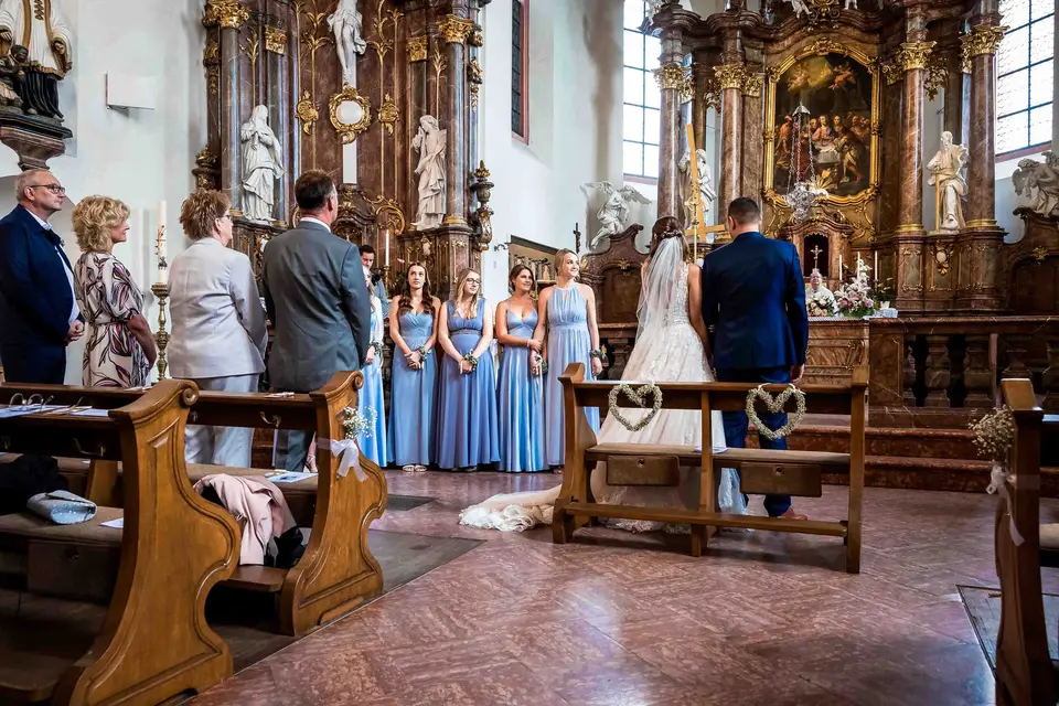 Trauung vor dem barocken Hochaltar in St. Peter und Paul