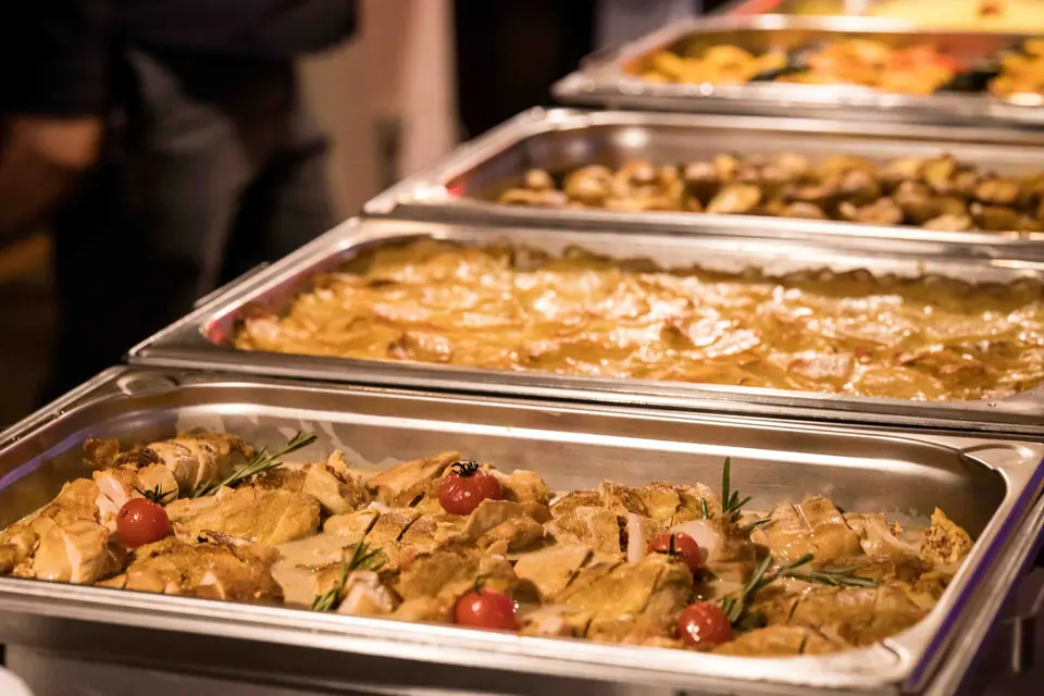 Warmes Buffet mit Gerichten in Edelstahlschalen