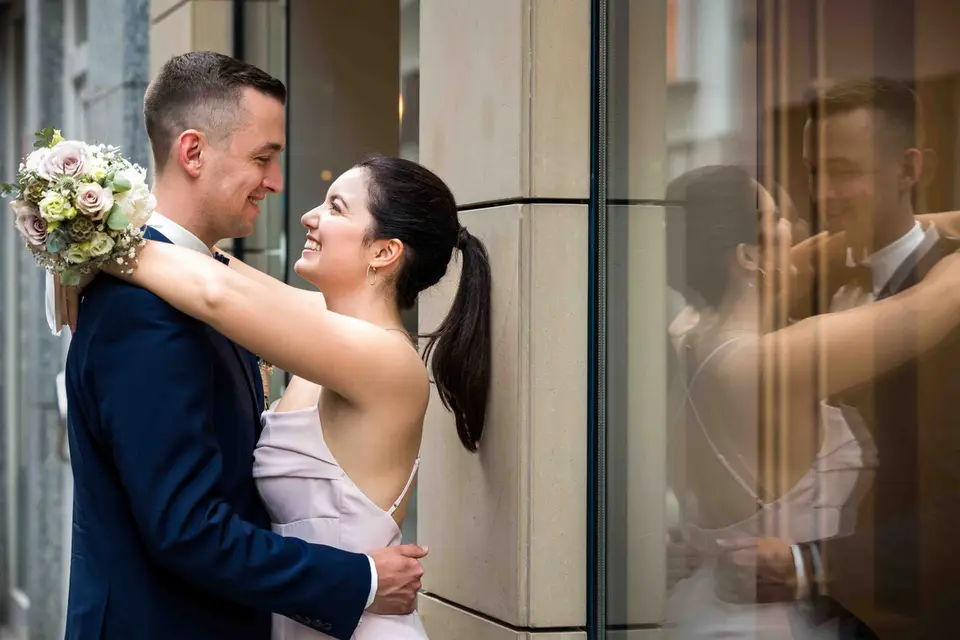 Hochzeitspaar Foto Standesamt Wiesbaden, Vor dem Standesamt Wiesbaden Brautpaar