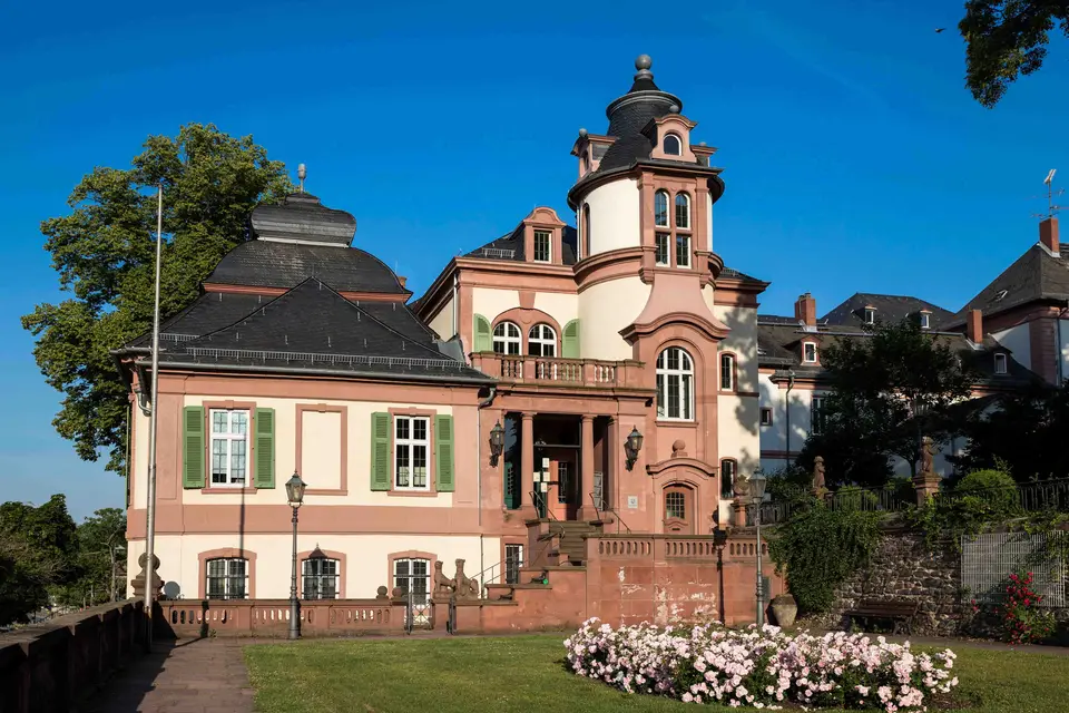 Standesamt Frankfurt-Höchst mit Emmerichpavillon und blühendem Rosenbeet