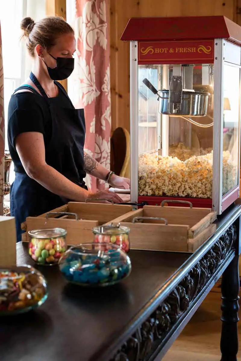 Popcornmaschine und Süßigkeiten für die Hochzeitsfeier