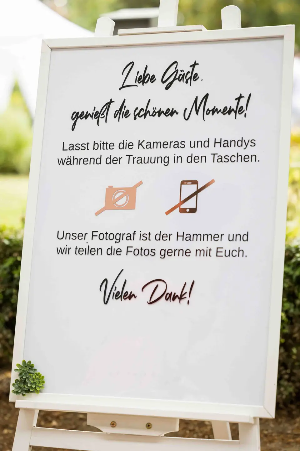 Aufforderung keine Fotos an einer Hochzeit zu machen. Das übernimmt der Fotograf