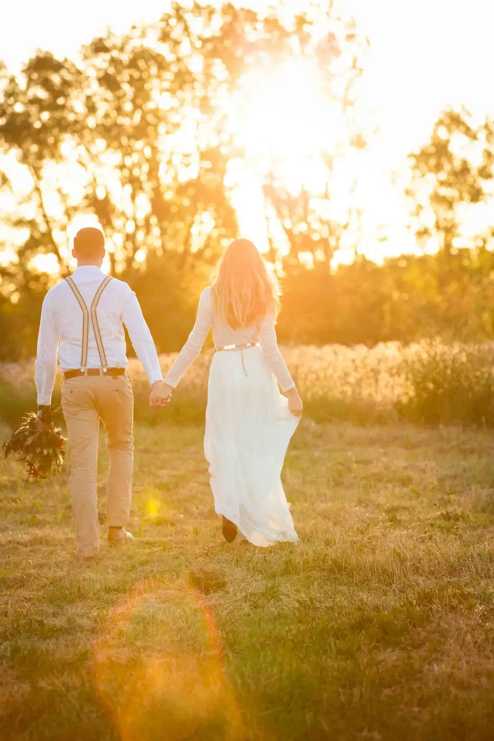 Hochzeitspaar im Gegenlicht in romantischer Stimmung