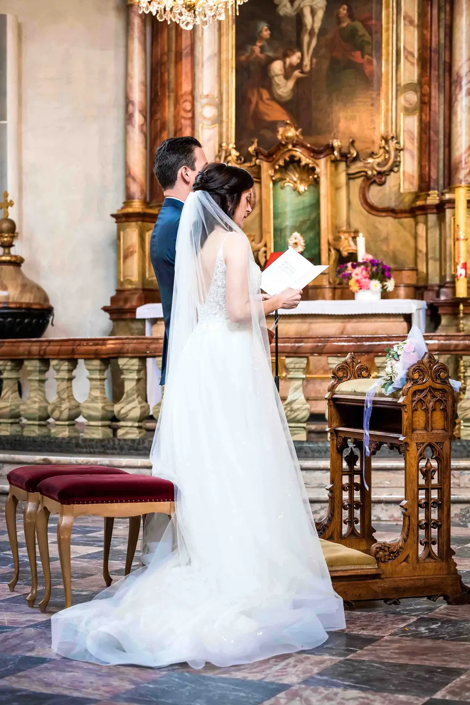 Brautpaar kniet zum Gebet vor dem Altar