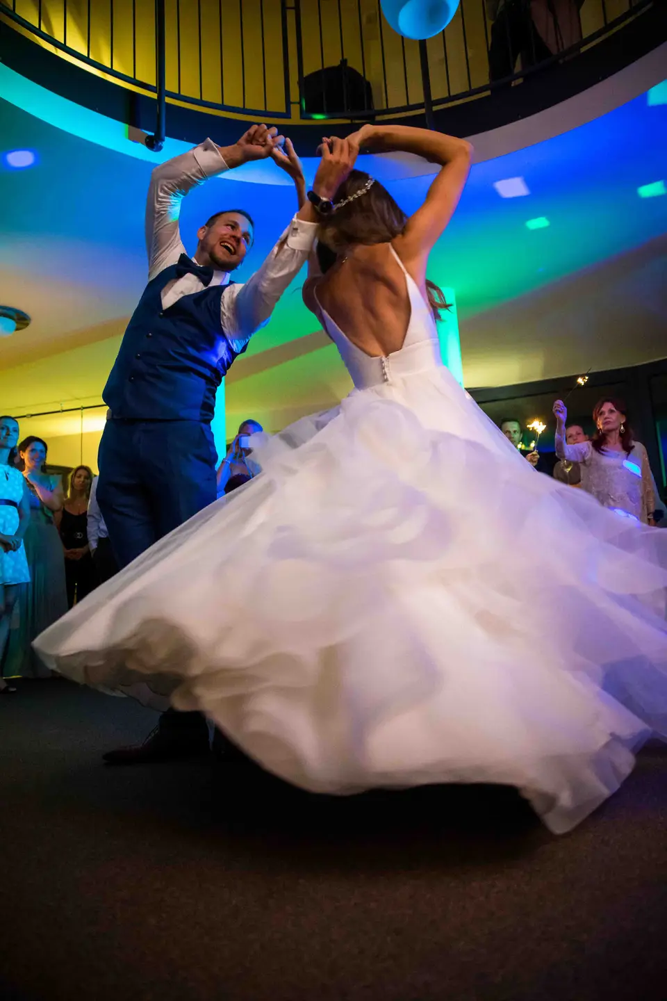 Brautpaar beim Hochzeitstanz unter bunten Lichtern
