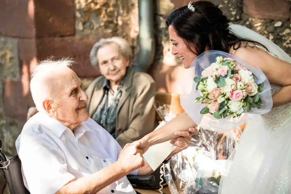 Opa gratuliert der Braut nach der Trauung
