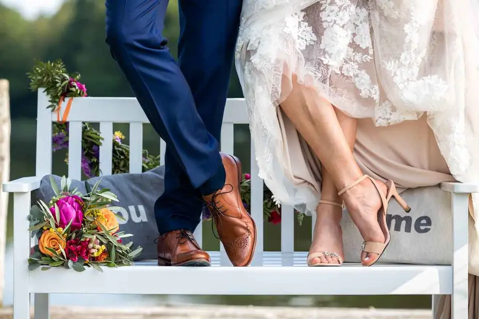 Detailaufnahme Hochzeitsschuhe, Brautpaar