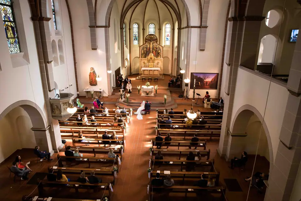 Blick von der Empore ins Kirchenschiff während der Trauung