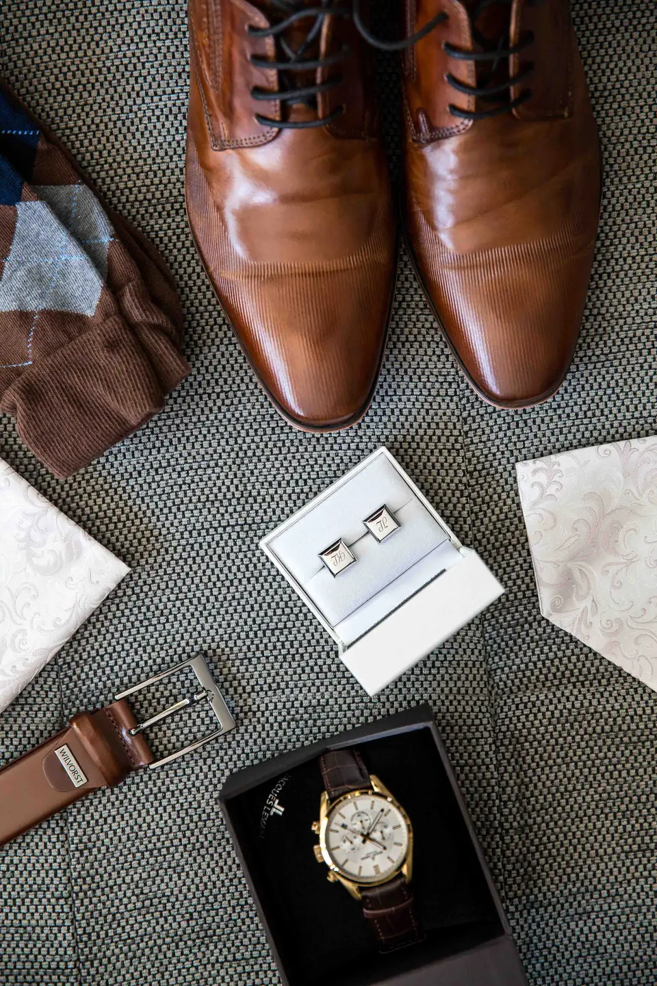 Schuhe, Gürtel, Uhr und Manschettenknöpfe des Bräutigams