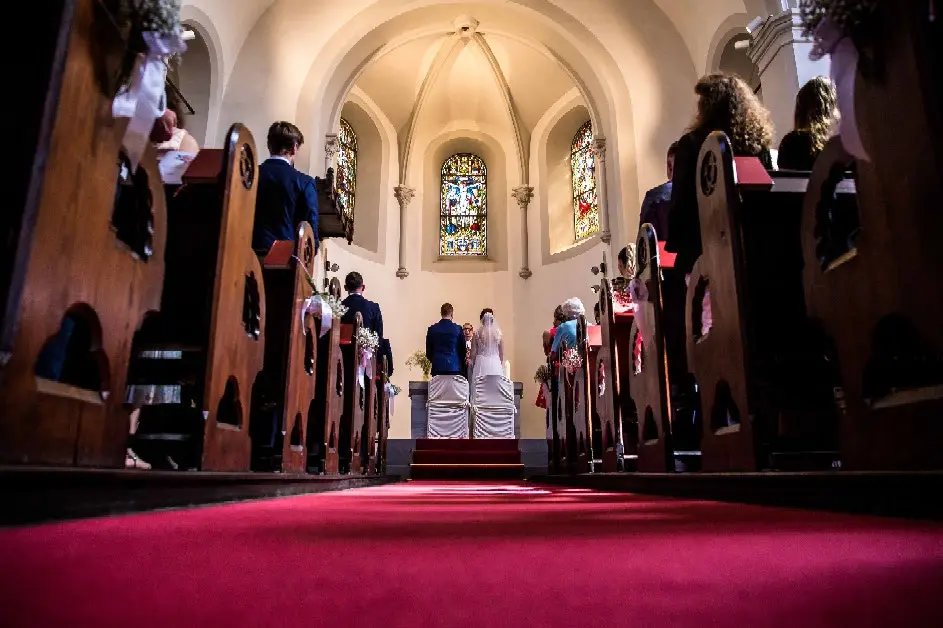 Blick aus der Froschperspektive über den roten Teppich zum Altar
