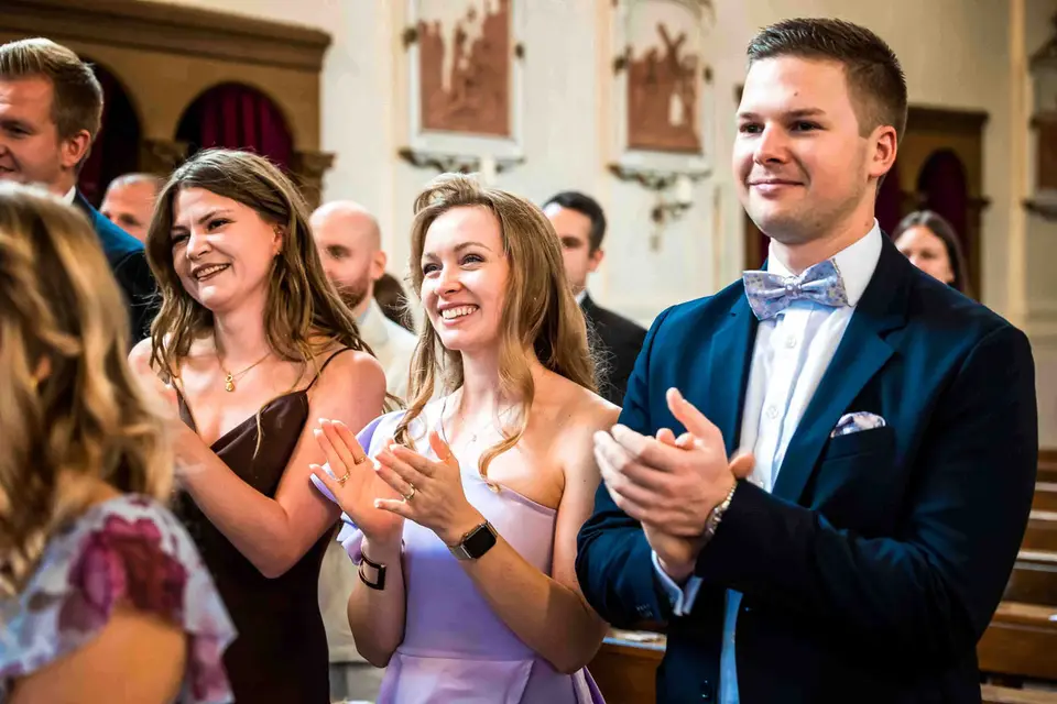 Freudige Gäste klatschen während der Trauung in der Kirche