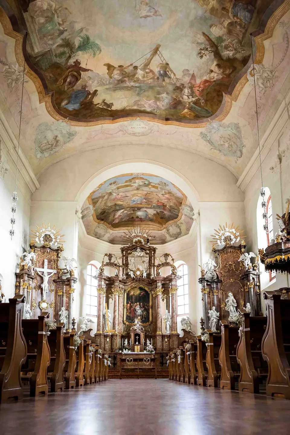 Kirchenschiff mit Deckenfresken und Blick zum Altar