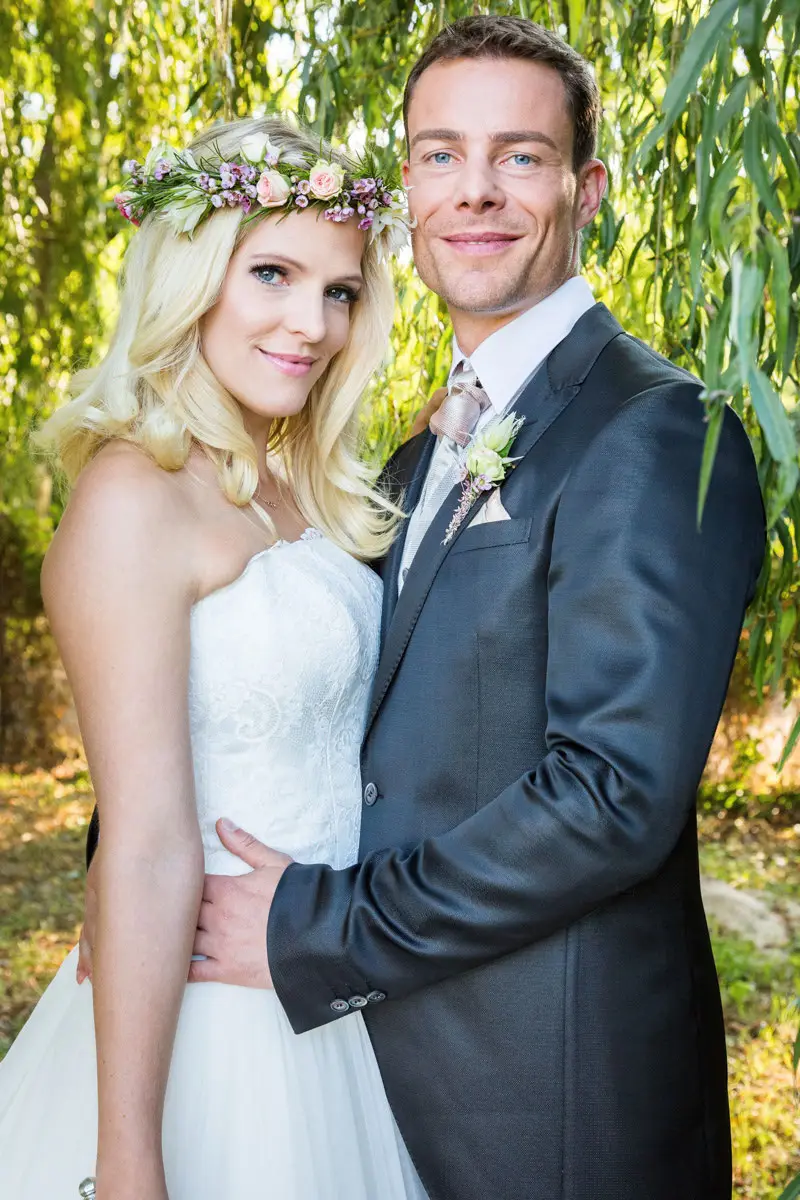 Hochzeitsfotograf aus Hattersheim mit seiner Frau bei einem natürlichen Hochzeitsporträt