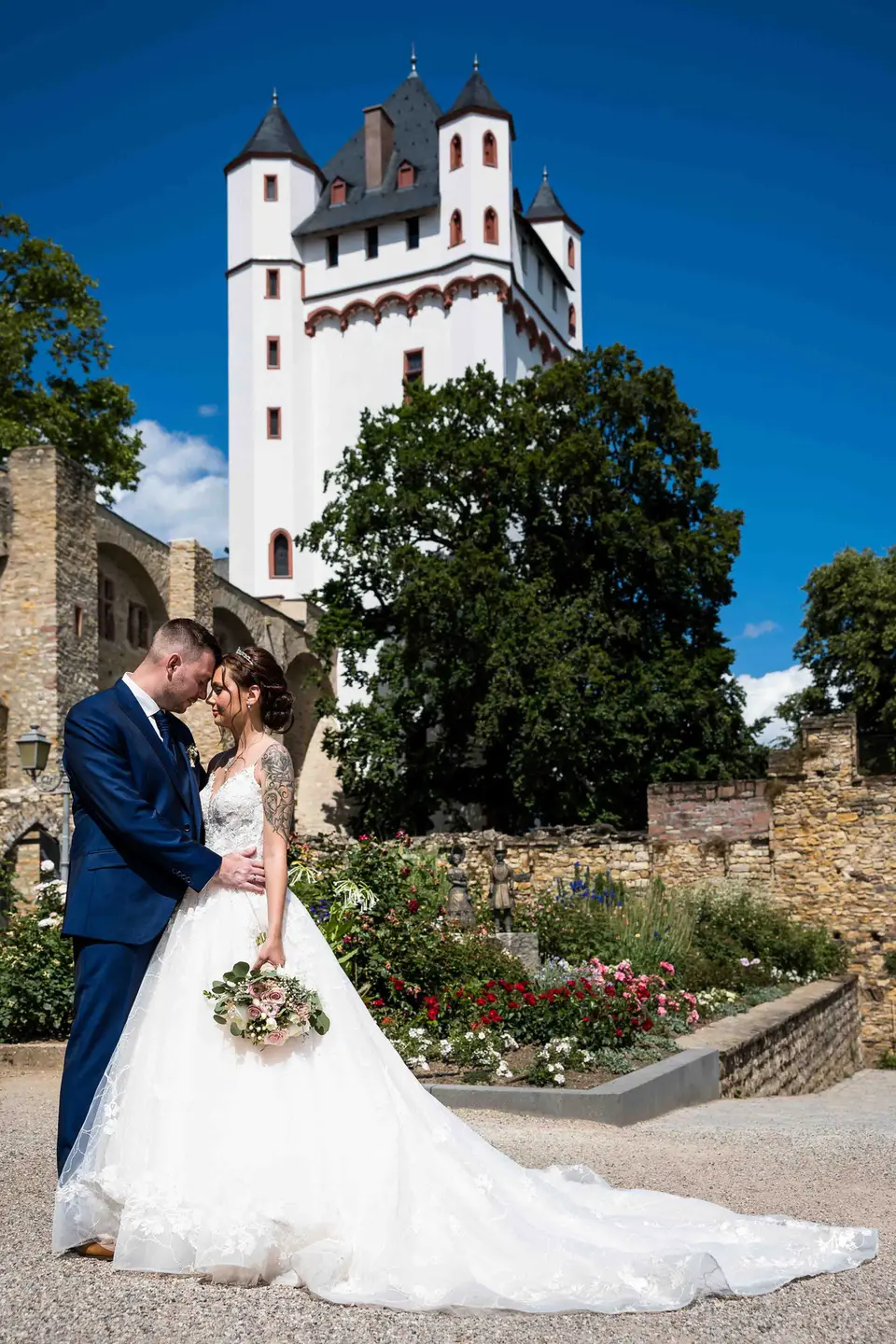 Brautpaar vor dem weißen Turm der Burg Eltville