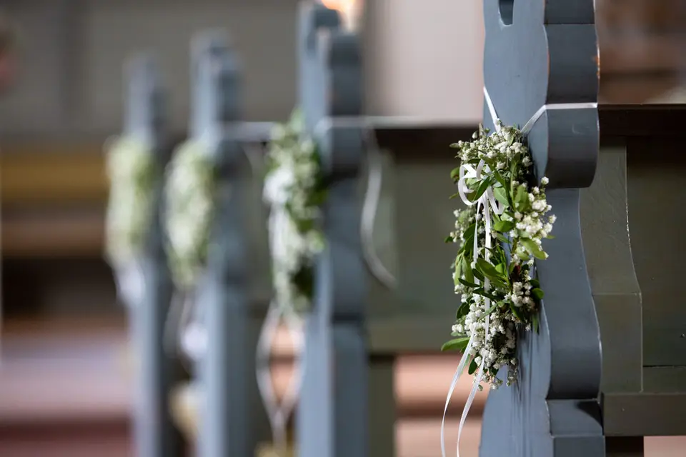 Kirchendekoration für Hochzeiten, Hochzeitsfotograf Kirchendekoration Hochzeitsbilder